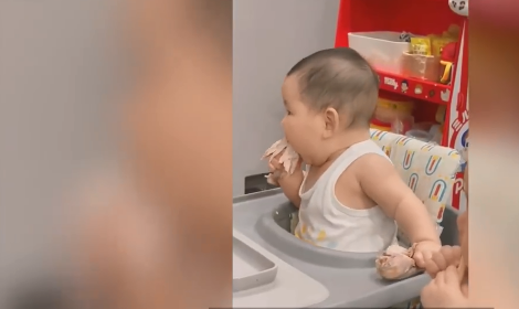 5個月寶寶手握雞腿大快朵頤進食 BLW喂養法是什么