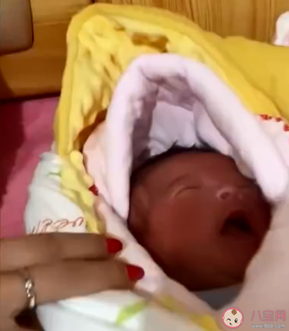 女子二胎懷3胞胎出行要靠輪椅是什么情況 懷了多胞胎需要注意什么