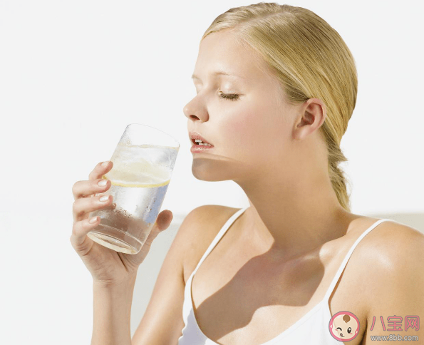 吃哪些藥要少喝水 發燒如何正確喝水 吃哪些藥要少喝水 發燒如何正確喝水