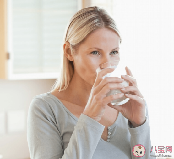 吃哪些藥要少喝水 發燒如何正確喝水 吃哪些藥要少喝水 發燒如何正確喝水