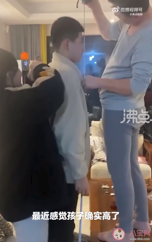 12歲男孩身高1米9爸爸站桌上測量是怎么回事 為什么現在的孩子普遍很高