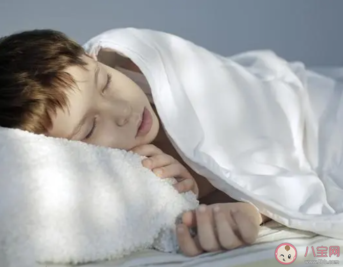 12歲男孩身高1米9爸爸站桌上測量是怎么回事 為什么現在的孩子普遍很高