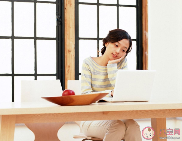 愛抖腿的人偏頭痛風險更高嗎 如何減少抖腿