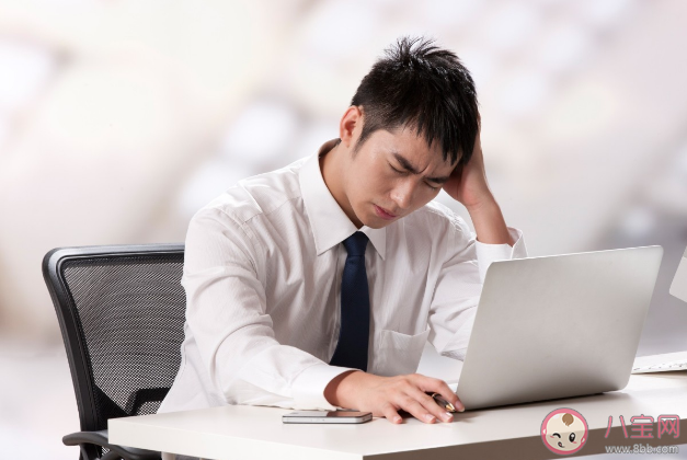 愛抖腿的人偏頭痛風險更高嗎 如何減少抖腿