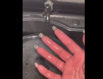 女生第1次去男友家洗碗手凍通紅 第一次去男朋友家要不要做家務