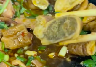 女子就餐點肥腸吃出豬糞便是怎么回事 肥腸怎樣清洗才干凈