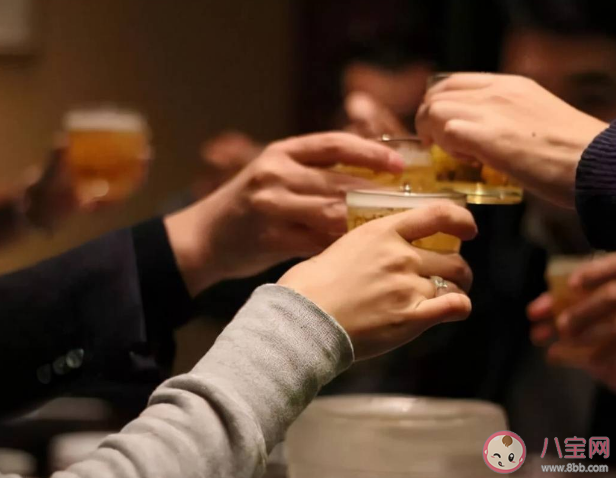 張伯禮稱轉(zhuǎn)陰后忍一忍別喝酒 轉(zhuǎn)陰后多久能喝酒要注意什么