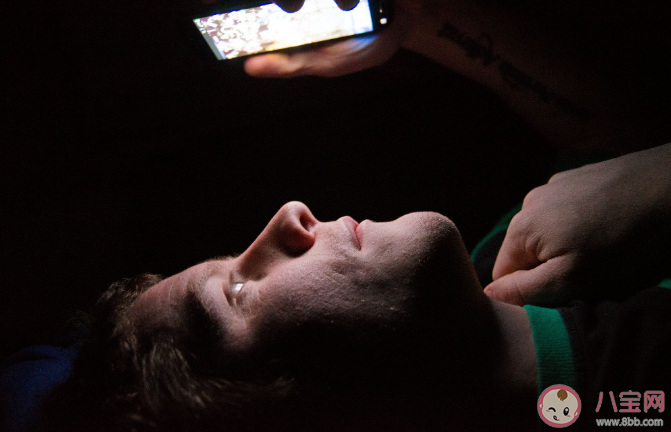 女子熬夜躺玩3天手機后眩暈就醫 耳石癥是什么疾病哪些原因會引發