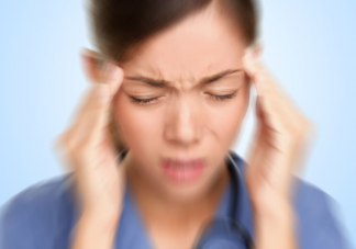 女子熬夜躺玩3天手機后眩暈就醫 耳石癥是什么疾病哪些原因會引發
