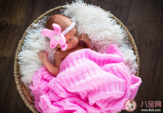 女工人干活時在廁所5分鐘產子是什么情況 懷孕了會有哪些反應 女工人干活時在廁所5分鐘產子是什么情況 懷孕了會有哪些反應