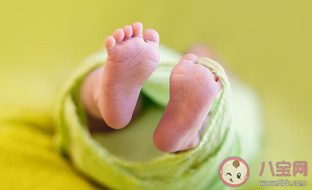 女工人干活時在廁所5分鐘產子是什么情況 懷孕了會有哪些反應 女工人干活時在廁所5分鐘產子是什么情況 懷孕了會有哪些反應