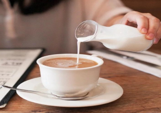 咖啡搭配牛奶喝有什么好處 睡前喝咖啡牛奶是失眠還是助眠