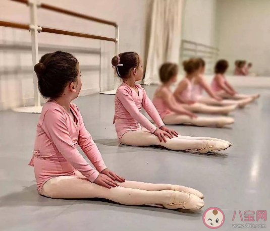 下腰癱讓一個孩子有多遭罪 為什么下腰訓練會造成這么大的傷害 下腰癱讓一個孩子有多遭罪 為什么下腰訓練會造成這么大的傷害