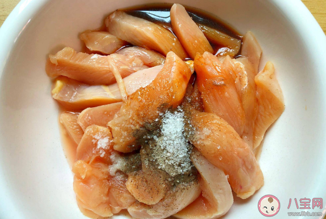 為什么健身的人喜歡吃雞胸肉 健身人吃雞胸肉怎么做 為什么健身的人喜歡吃雞胸肉 健身人吃雞胸肉怎么做