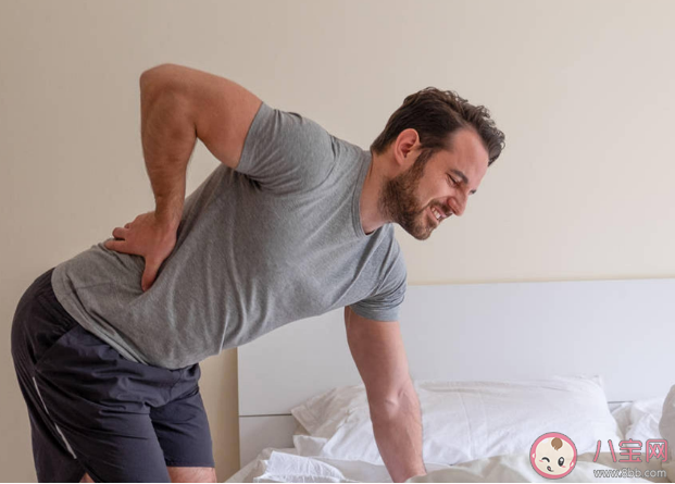 腰痛的人可以睡硬板床嗎 腰痛的人怎么睡覺比較好 腰痛的人可以睡硬板床嗎 腰痛的人怎么睡覺比較好