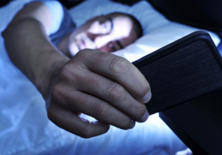 熬夜是自我放棄還是自我保護(hù) 為什么越熬夜越精神