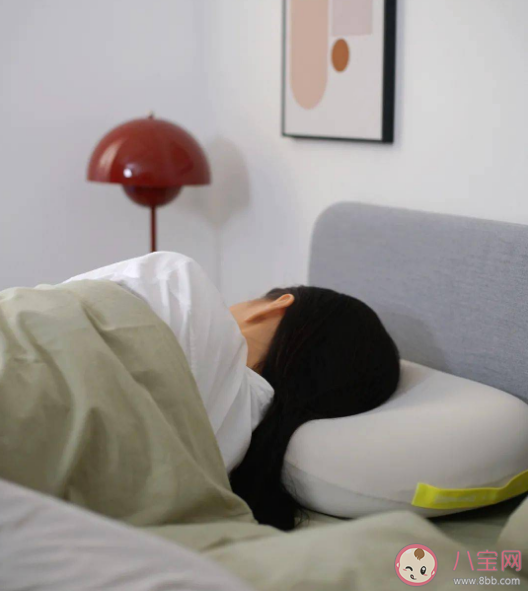 長期側睡對臉型的影響有多大 不同睡姿對外形的變化