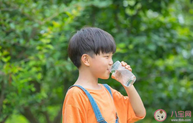 孩子不愛喝水該怎么辦 不喝水對身體有什么傷害