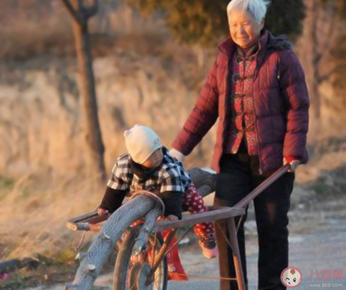 女子離婚遭婆婆索要10萬帶孫費 婆婆帶娃要給錢嗎