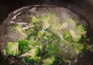 哪些食材烹飪前必須焯水 煮豬肚先放鹽還是后放鹽