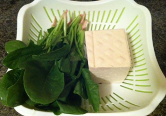 菠菜和豆腐能不能同吃 菠菜需要焯水嗎
