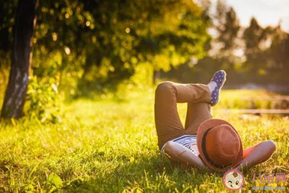 經(jīng)常曬太陽(yáng)和從不曬太陽(yáng)的人有什么區(qū)別 曬曬太陽(yáng)有哪些健康益處