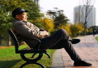 經(jīng)常曬太陽和從不曬太陽的人有什么區(qū)別 曬曬太陽有哪些健康益處