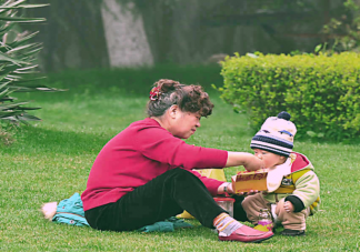 專家建議國家承擔年輕人養孩成本 養育一個孩子需要多少錢