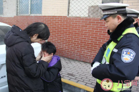 女子音樂節蹦丟老公投屏尋人是怎么回事 和家人走散了該怎么辦 女子音樂節蹦丟老公投屏尋人是怎么回事 和家人走散了該怎么辦
