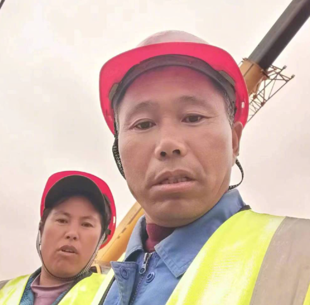 父親手機(jī)滿(mǎn)屏求職信息看哭女兒 為什么年紀(jì)大了不好找工作 父親手機(jī)滿(mǎn)屏求職信息看哭女兒 為什么年紀(jì)大了不好找工作