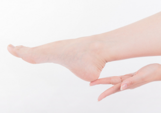 哪些因素會加重腳氣 患了足癬要去醫(yī)院治療嗎