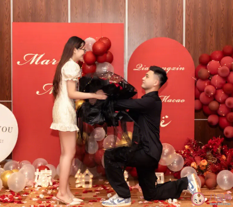 你能接受當(dāng)眾求婚嗎 當(dāng)眾求婚是不是道德綁架 你能接受當(dāng)眾求婚嗎 當(dāng)眾求婚是不是道德綁架