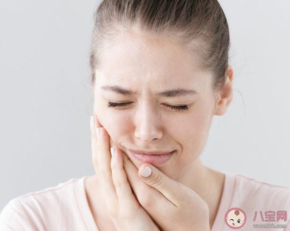 為什么牙疼在深夜更嚴重 晚上不能找醫(yī)生應該怎么辦 為什么牙疼在深夜更嚴重 晚上不能找醫(yī)生應該怎么辦