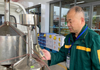 50升油箱為什么能加55升油 汽車加油要加很滿嗎