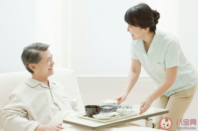 專家建議取消護工加快醫(yī)療護理員制度落地 護工行業(yè)以后會消失嗎 專家建議取消護工加快醫(yī)療護理員制度落地 護工行業(yè)以后會消失嗎