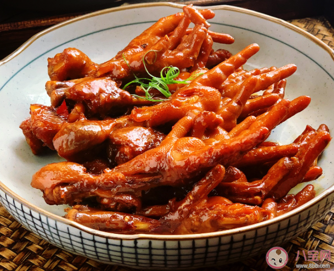 女生擺攤賣雞腳邊賣邊吃 雞腳能不能多吃