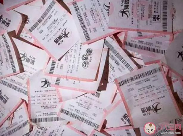 泰國男子中大獎后在墓地擺酒還愿 中大獎了你會怎么辦