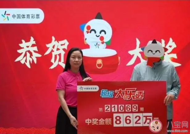 泰國男子中大獎后在墓地擺酒還愿 中大獎了你會怎么辦