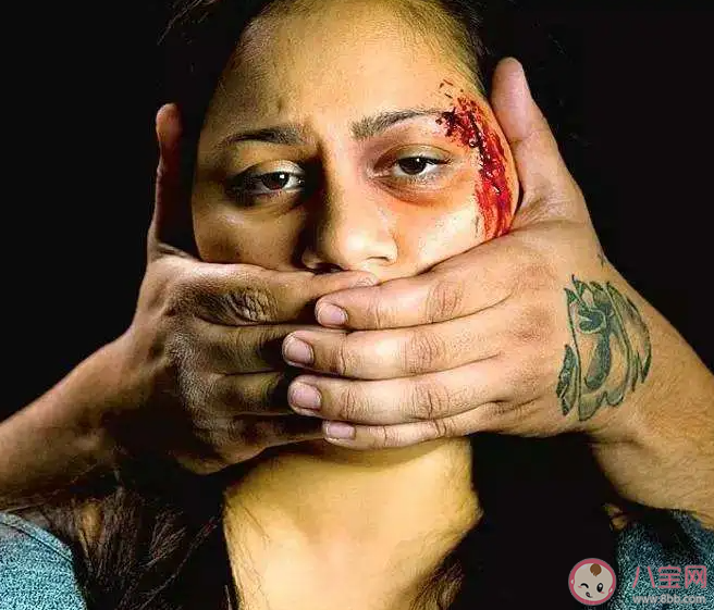 女子被丈夫家暴16次需終身掛糞袋 被家暴了該怎么辦 女子被丈夫家暴16次需終身掛糞袋 被家暴了該怎么辦