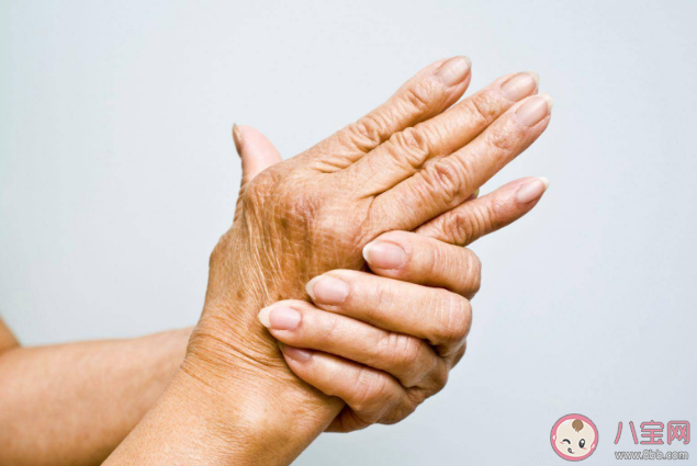 為什么一到更年期手指關節就疼 更年期關節疼不用治療嗎 為什么一到更年期手指關節就疼 更年期關節疼不用治療嗎