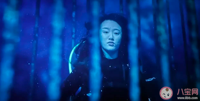 《消失的她》李木子最后為什么摘掉了護目鏡氧氣罩 為什么在海里李木子會進鐵籠子