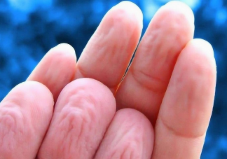 洗完澡后手指頭變皺正常嗎 為什么洗澡時間長了皮膚會變皺