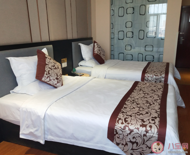 酒店的床為什么有四個枕頭 酒店床墊為什么那么軟