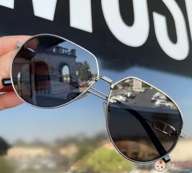 開車別戴黑色太陽鏡是為什么 如何挑選各色太陽眼鏡