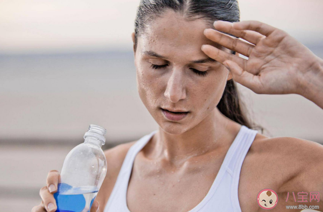 出汗后不宜喝3種飲料 運(yùn)動(dòng)飲料和能量飲料是一回事嗎 出汗后不宜喝3種飲料 運(yùn)動(dòng)飲料和能量飲料是一回事嗎
