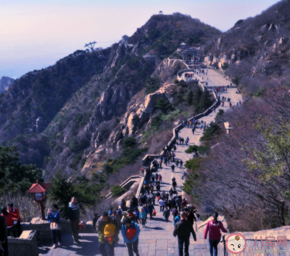女子剛走下泰山被通知回山頂領身份證 爬上泰山到底有多難 女子剛走下泰山被通知回山頂領身份證 爬上泰山到底有多難
