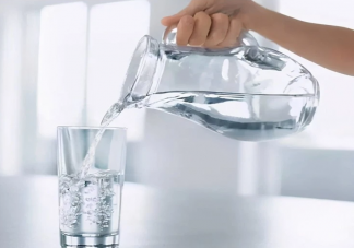 夏季每天應(yīng)該喝多少水 多喝水有助于減肥嗎