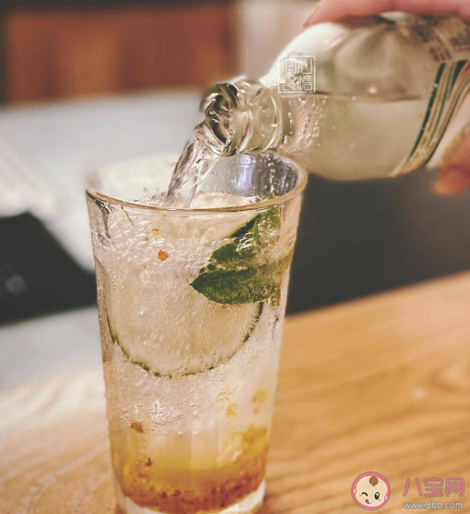 氣泡水會(huì)傷害牙齒健康嗎 喝氣泡水能預(yù)防腎結(jié)石嗎