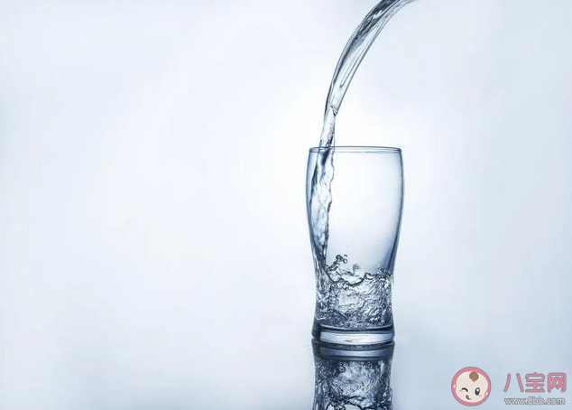 多喝水會(huì)餓的快嗎 水喝多了有利于減肥嗎