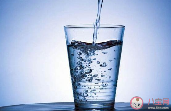 多喝水會(huì)餓的快嗎 水喝多了有利于減肥嗎